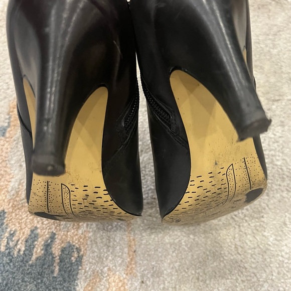 Bella Vita Delfina Black Leather Booties - Picture 4 of 7